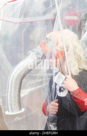 Bâle, Suisse - février 21.Un seul fêtard de carnaval dans un costume de costume de makeshft Banque D'Images
