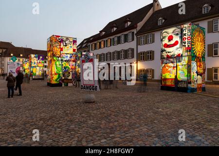 Bâle, Suisse - février 21.Place de la cathédrale avec exposition de lanternes de carnaval illuminées Banque D'Images