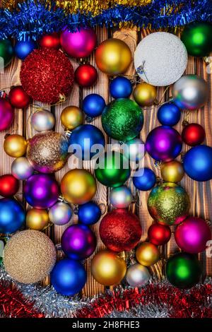Groupe de boules de Noël sphères et tinsel sur fond de table en bois.Gros plan sur la décoration des fêtes du nouvel an.Table composition festive Banque D'Images