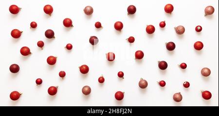 Décoration de Noël concept.Noël rouge nuances boules dispersées sur fond blanc.Petite boule à poser, carte de vœux pour la fête du nouvel an, à Banque D'Images