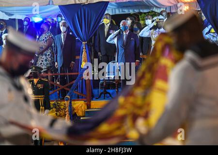 Le prince de Galles réagit alors que le drapeau britannique de la Standard Royal est replié après avoir été abaissé lors de la cérémonie d'inauguration présidentielle pour marquer la naissance d'une nouvelle république à la Barbade, Bridgetown, Barbade.Date de la photo: Lundi 29 novembre 2021. Banque D'Images