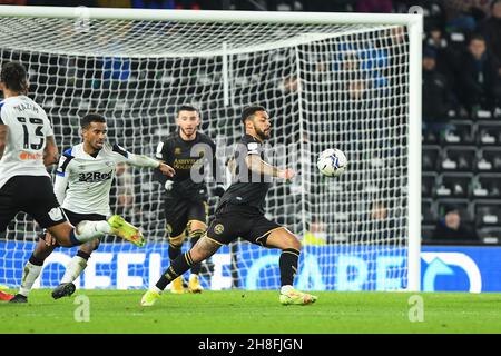 DERBY, GBR.29 NOV André Gray de Queens Park Rangers tire et marque son deuxième but lors du match de championnat Sky Bet entre Derby County et Queens Park Rangers au Pride Park, Derby, le lundi 29 novembre 2021.(Credit: Jon Hobley | MI News) Credit: MI News & Sport /Alay Live News Banque D'Images