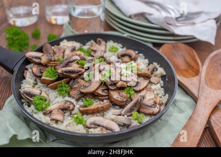 risotto aux champignons italiens crémeux classique sur une table Banque D'Images