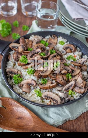 risotto aux champignons italiens crémeux classique sur une table Banque D'Images