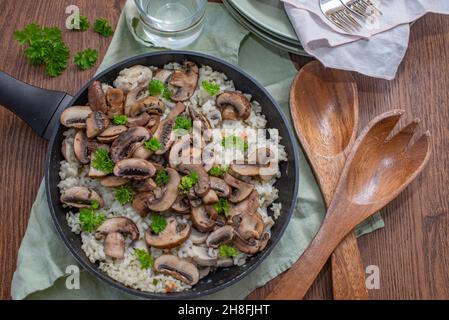 risotto aux champignons italiens crémeux classique sur une table Banque D'Images