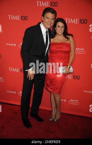 NEW YORK, NY - 24 AVRIL : le Dr Mehmet Oz Lisa Oz participe au gala Time 100 au Frederick P. Rose Hall, Jazz au Lincoln Center le 24 avril 2012 à New York.Personnes : Dr Mehmet Oz Lisa Oz Banque D'Images