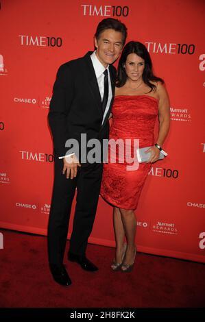 NEW YORK, NY - 24 AVRIL : le Dr Mehmet Oz Lisa Oz participe au gala Time 100 au Frederick P. Rose Hall, Jazz au Lincoln Center le 24 avril 2012 à New York.Personnes : Dr Mehmet Oz Lisa Oz Banque D'Images