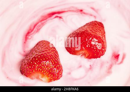 Dessert au lait avec baies et confiture Banque D'Images
