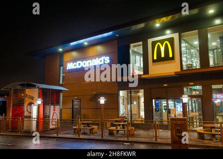 Tard dans la nuit McDonalds drive dans le grand parc de l'ouest de la vente au détail Glasgow, Ecosse, Royaume-Uni Banque D'Images