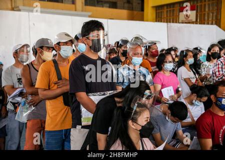 30 novembre 2021 : les patients sont en file d'attente pour recevoir les vaccins AstraZeneca COVID-19 dans une école transformée en site de vaccination à Quezon City, dans la région métropolitaine de Manille, aux Philippines.30 novembre 2021.Les Philippines ont lancé le 29 novembre une campagne nationale d'inoculation de trois jours au milieu de la menace d'Omicron, une variante du coronavirus fortement muté.(Image de crédit : © Basilio Sepe/ZUMA Press Wire) Banque D'Images