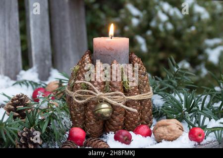 décoration de noël avec bougie et cônes de sapin dans la neige Banque D'Images