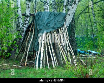 refuge dans la forêt après la pluie, printemps Banque D'Images