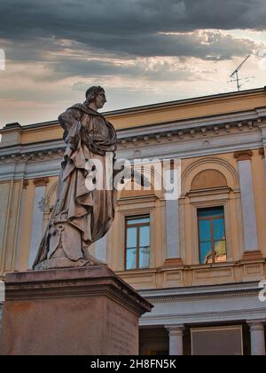 NOVARA, ITALIE - 26 octobre 2021 : photo verticale d'une statue à la basilique San Gaudenzio et à la place centrale de Novara, Italie Banque D'Images