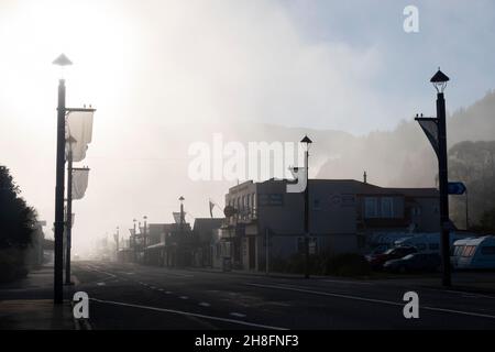 'Broadway', main Street, Reefton, on a misy Morning, West Coast, South Island, Nouvelle-Zélande Banque D'Images