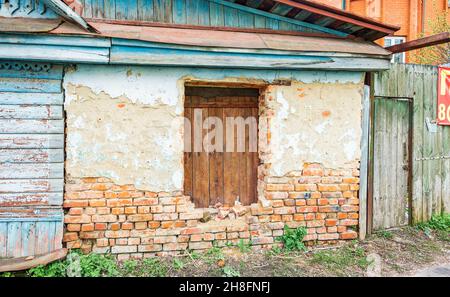 Ancienne maison russe en brique en état de délabrement avec fenêtre boardée Banque D'Images