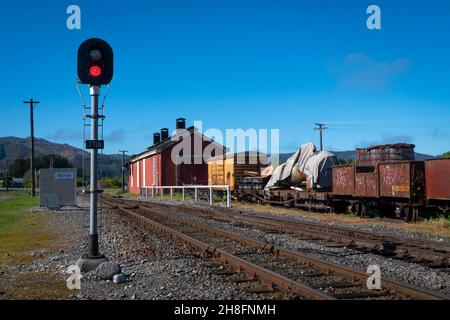 Wagons de chemin de fer d'époque et hangar de vieux moteurs à Reefton, côte ouest, Île du Sud, Nouvelle-Zélande Banque D'Images