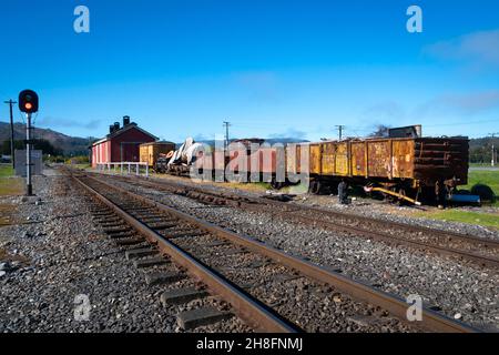 Wagons de chemin de fer d'époque et hangar de vieux moteurs à Reefton, côte ouest, Île du Sud, Nouvelle-Zélande Banque D'Images