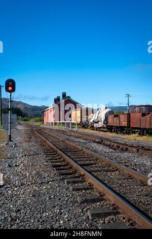 Wagons de chemin de fer d'époque et hangar de vieux moteurs à Reefton, côte ouest, Île du Sud, Nouvelle-Zélande Banque D'Images