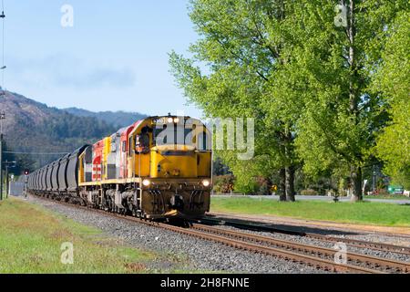 Train Kiwirail transportant du charbon de la côte ouest au port de Lyttleton pour exportation, Locomotive, DXC 5310, à Reefton, côte ouest,Île du Sud, Nouvelle-Zélande Banque D'Images