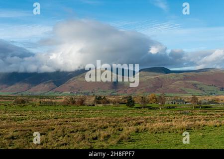 Vue d'automne du paysage de la campagne de Matterdale dans le parc national de Lake District, Cumbia, Angleterre, Royaume-Uni, pendant l'automne ou novembre Banque D'Images