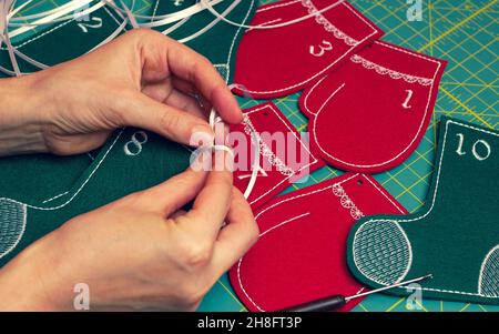 Faire du bricolage calendrier de l'Avent pour Noël.Artisanat de Noël.Calendrier de l'AVENT fait maison Banque D'Images