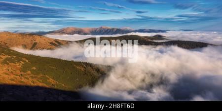 Beau lever de soleil. Nuages sur les montagnes. Paysage d'automne Banque D'Images