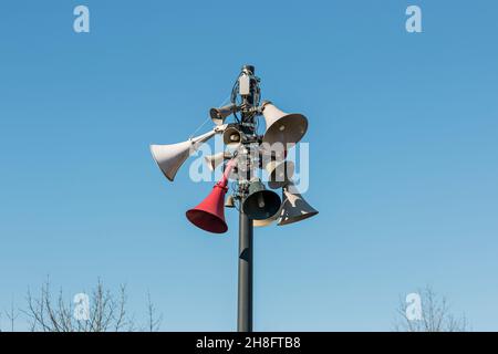 Mégaphones sur un poteau avec un fond bleu ciel, système de sonorisation de style ancien, haut-parleurs sur la tour, système d'avertissement. Banque D'Images