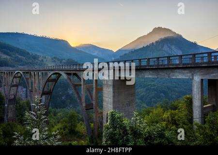 Pont sur le canyon de la rivière Tara dans le nord du Monténégro. Banque D'Images