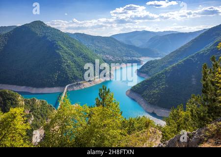 Le lac Piva est un lac artificiel situé dans la municipalité de Pluzine, dans la partie nord-ouest du Monténégro Banque D'Images