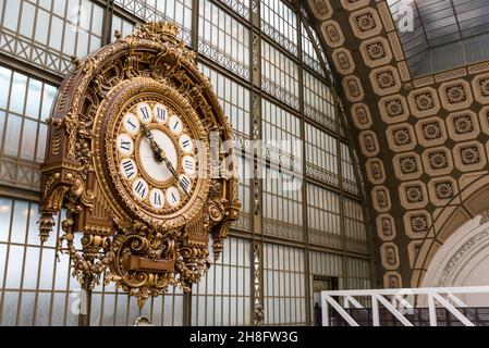 Horloge ornée à la salle principale du célèbre musée d'Orsay à Paris, France Banque D'Images