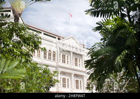 La façade avant de l'hôtel historique de style colonial rafles à Singapour. Banque D'Images