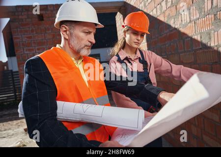 Ingénieurs qualifiés entièrement immergés dans le processus de construction Banque D'Images