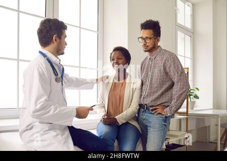 Jeunes couples noirs planifiant une grossesse et voyant leur médecin de famille pour un bilan de santé Banque D'Images