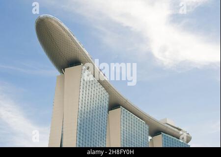 La vue de dessous du toit en porte-à-faux et de la piscine à débordement sur le dessus de l'Hôtel Marina Bay Sands à Singapour. Banque D'Images