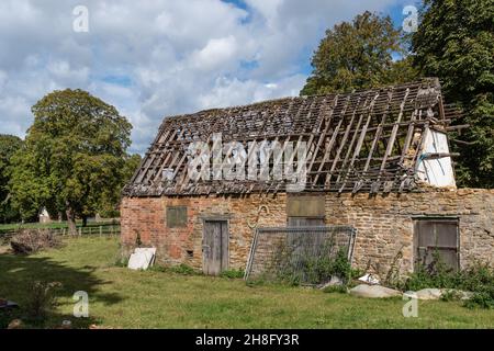 Ancienne grange en ruine, sans tuiles de toit, dans le village d'Ashby St Ledgers, Northamptonshire, Royaume-Uni Banque D'Images