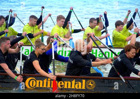 Hanovre, Allemagne, 19 mai 2018 : gros plan des rameurs sur le lac Maschsee pendant la course de bateaux-dragons Banque D'Images