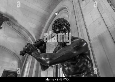 Belles sculptures anciennes dans le musée du Louvre à Paris, France Banque D'Images