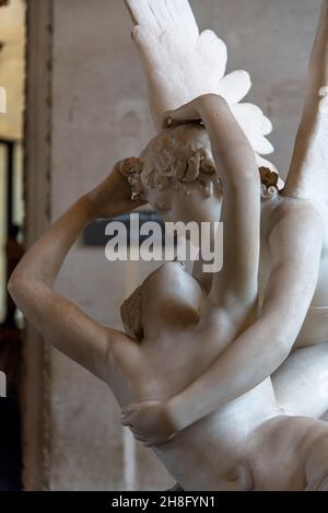 Belles sculptures anciennes dans le musée du Louvre à Paris, France Banque D'Images