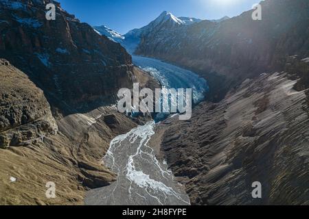 Lhassa.27 novembre 2021.La photo aérienne prise le 27 novembre 2021 montre le paysage du glacier de Qoidenyima dans le comté de Gangba, dans la ville de Xigaze, dans la région autonome du Tibet du sud-ouest de la Chine.Crédit : Sun Ruibo/Xinhua/Alay Live News Banque D'Images