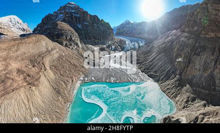 Lhassa.27 novembre 2021.La photo aérienne prise le 27 novembre 2021 montre le paysage du glacier de Qoidenyima dans le comté de Gangba, dans la ville de Xigaze, dans la région autonome du Tibet du sud-ouest de la Chine.Crédit : Sun Ruibo/Xinhua/Alay Live News Banque D'Images