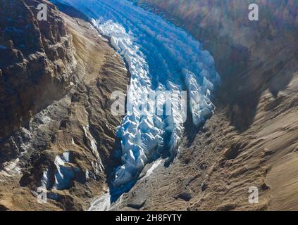 Lhassa.27 novembre 2021.La photo aérienne prise le 27 novembre 2021 montre le paysage du glacier de Qoidenyima dans le comté de Gangba, dans la ville de Xigaze, dans la région autonome du Tibet du sud-ouest de la Chine.Crédit: Purbu Zhaxi/Xinhua/Alamy Live News Banque D'Images