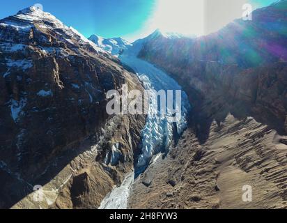 Lhassa.27 novembre 2021.La photo aérienne prise le 27 novembre 2021 montre le paysage du glacier de Qoidenyima dans le comté de Gangba, dans la ville de Xigaze, dans la région autonome du Tibet du sud-ouest de la Chine.Crédit: Purbu Zhaxi/Xinhua/Alamy Live News Banque D'Images
