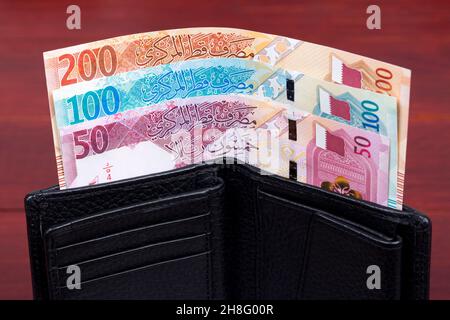 L'argent qatari dans le portefeuille noir - nouvelle série de billets Banque D'Images