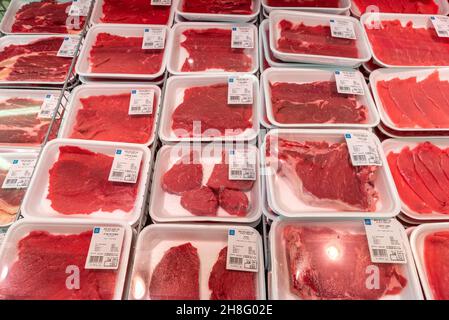 Fossano, Italie - 24 octobre 2021 : différents types de coupes de steaks de bœuf conditionnées dans des plateaux alimentaires en plastique dans le comptoir réfrigéré d'un I Banque D'Images