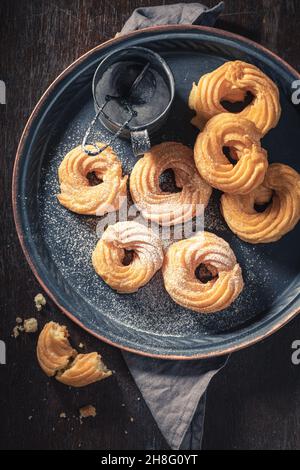 Beignets espagnols faits maison avec du sucre mousseux.Cuisine espagnole traditionnelle.Dessert simple et savoureux. Banque D'Images