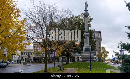 WATERTOWN, ÉTATS-UNIS - 31 octobre 2021 : vue sur le monument de la guerre civile des soldats et des marins à Watertown New York. Banque D'Images