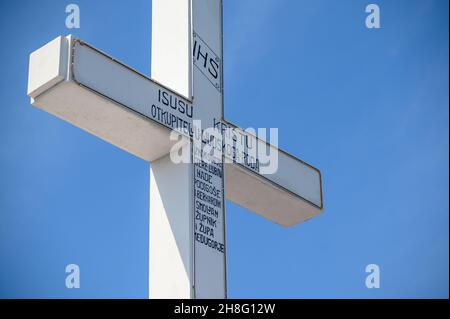 La Croix blanche sur le sommet de Krizevac (montagne de la Croix) à Medjugorje.(Les mots sur la croix se lisaient: 'À Jésus Christ, Rédempteur de la race humaine...') Banque D'Images