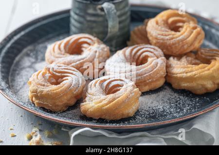 Beignets espagnols savoureux avec du sucre mousseux.Cuisine espagnole traditionnelle.Dessert simple et savoureux. Banque D'Images