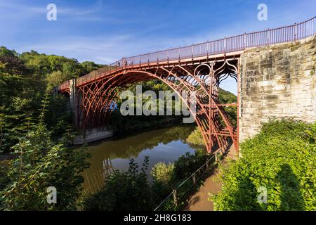 Ironbridge, pont en fonte enjambant la rivière Severn, construit en 1779, Telford, Shropshire, Angleterre Telford,Shropshire, Angleterre Banque D'Images