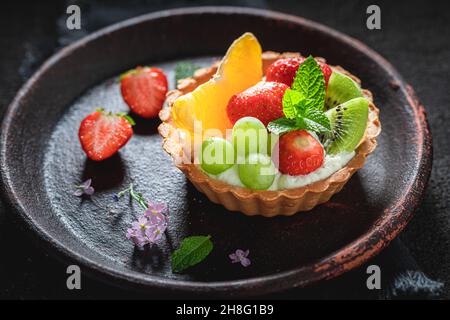 Mini tarte avec divers fruits.Dessert d'été sucré.Tarte à la crème et aux fruits. Banque D'Images